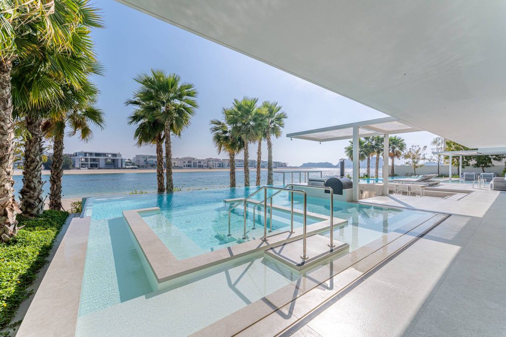 prestigious 1563 sq m villa for sale in dubai8.jpg